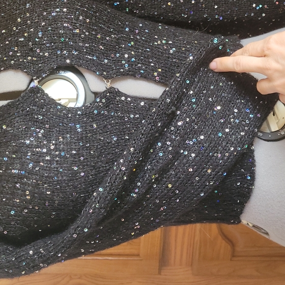 Cute black HM knitted sweater with sequins. - Picture 3 of 3